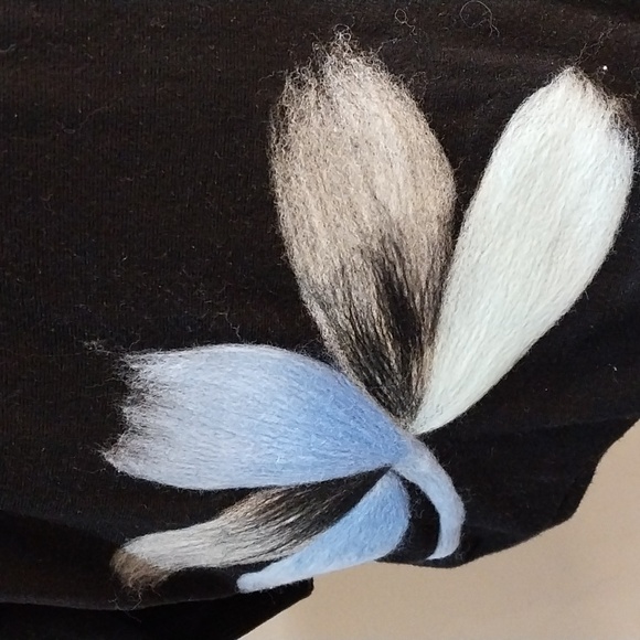 Nwt AAEDA Elegant Black V-Neck Sweater with Floral Design - Picture 6 of 9